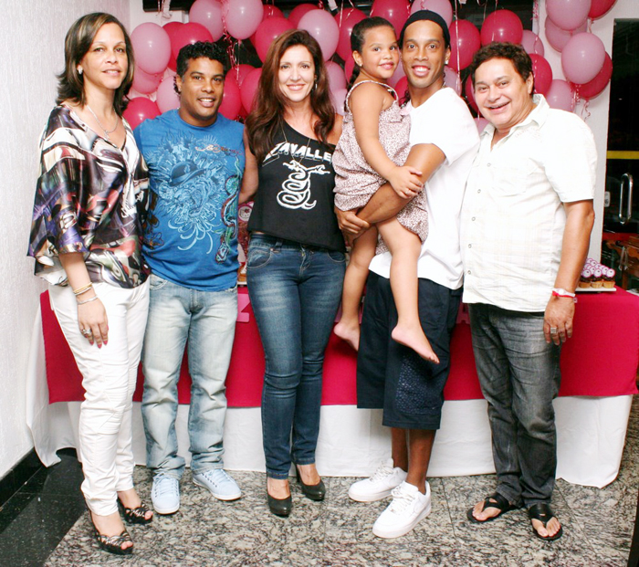 Ronaldinho Gaúcho, o irmão, Assis, Edna Velho, e a sobrinha posam para fotos