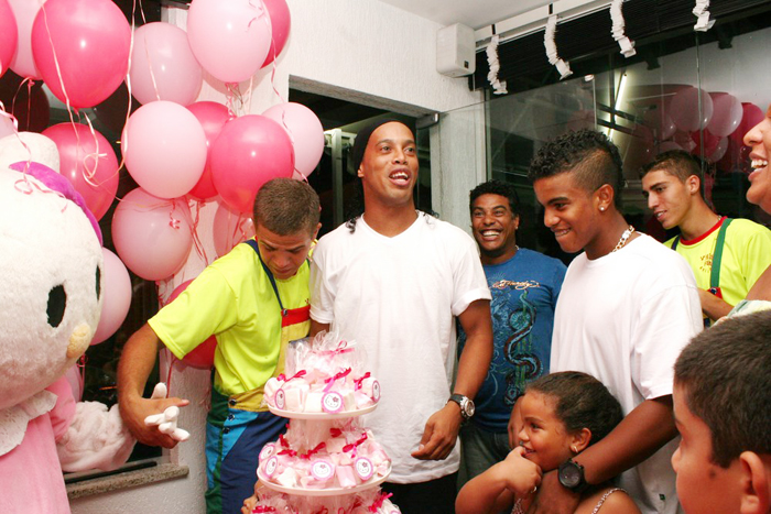 Ronaldinho Gaúcho brinca com os personagens da festa