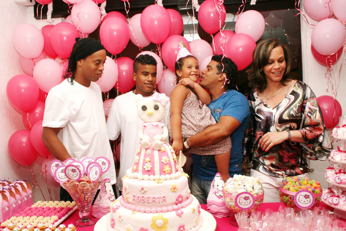 Ronaldinho Gáucho se reúne coma família em aniversário
