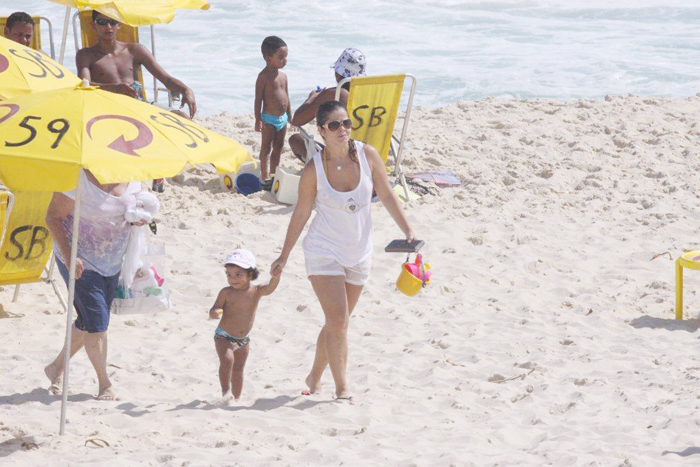 A atriz carregou a filha pelas mãos