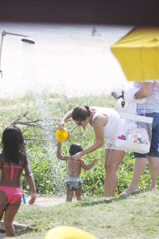 A atriz deu um banho de ducha na filha