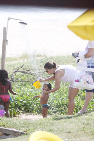 Samara tirou toda a água do mar e areia do corpo de Alícia