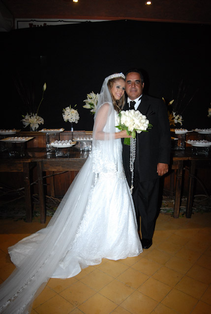 Vanesa Gribl e Luciano Alves se casaram na noite de terça-feira (18), em São Paulo