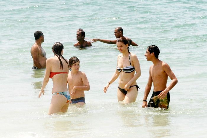 Júlia entrou no mar acompanhada do filho e por um grupo de amigos