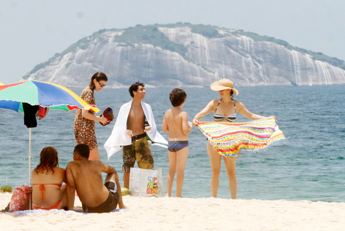 Atriz curtiu a praia na tarde desta sexta-feira (21)