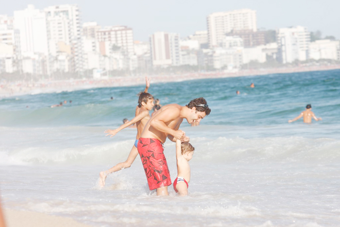 O paizão ajudou o menino em seus mergulhos