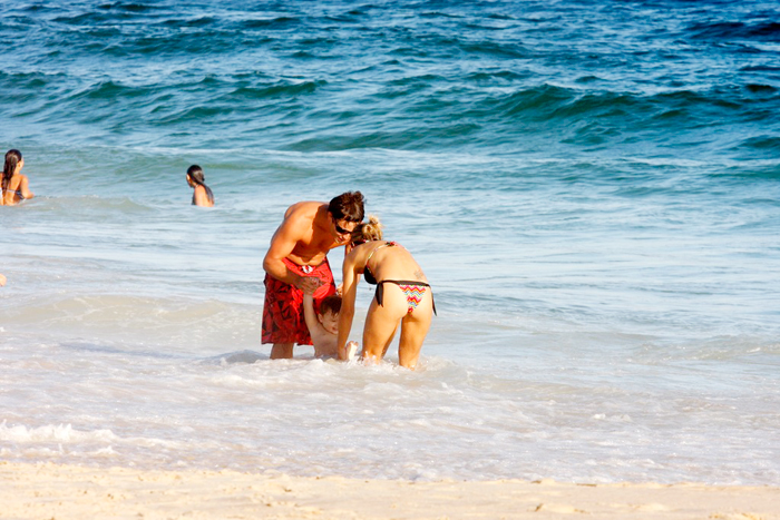 Os dois aproveitaram o dia de forte sol na praia do Leblon