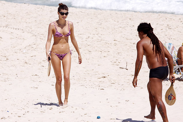 Casal jogou frescobol na praia