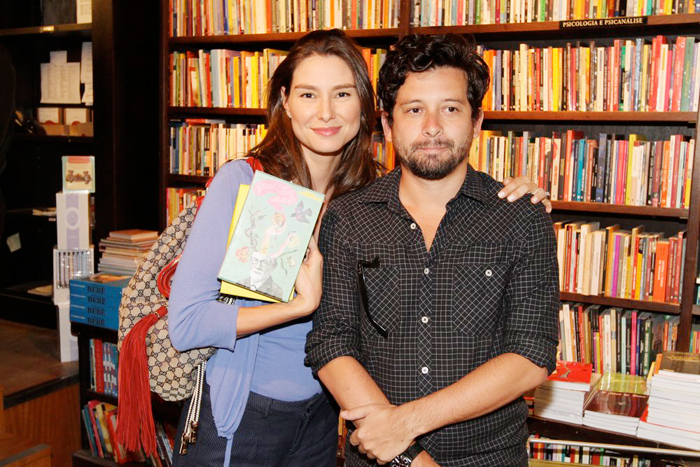 A atriz posou ao lado do autor João Paulo Cuenca