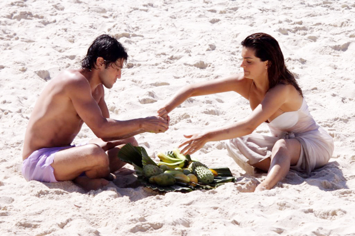 Mayana Neiva e Alexandre  Slaviero gravaram cenas de Ti-ti-ti, da Globo, em uma praia do Rio de Janeiro