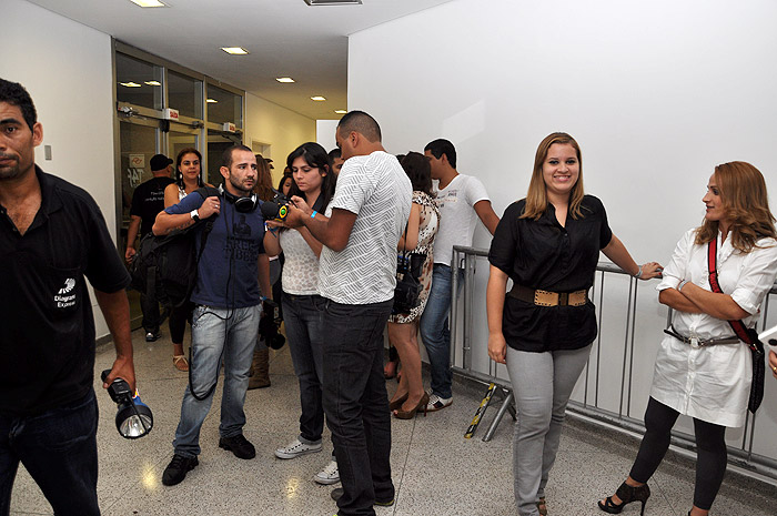 Pamela na fila do camarim para conhecer a dupla João Bosco e Vinícius