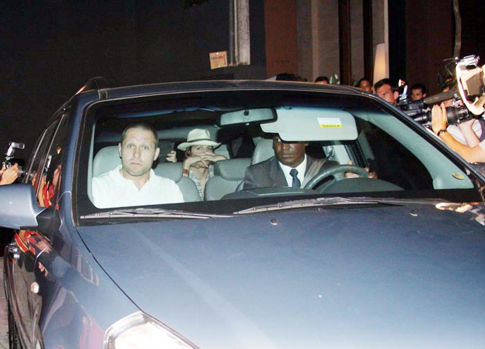 No carro, o ator Ashton Kutcher observa a movimentação