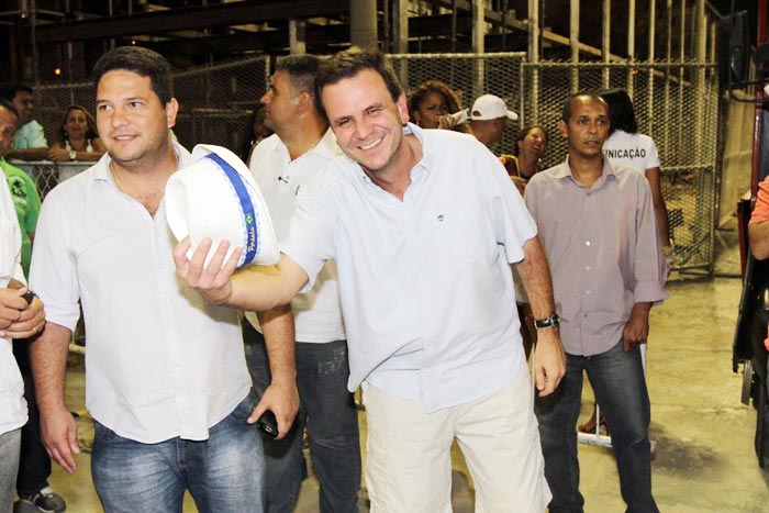 Eduardo Paes, prefeito do Rio, marcou presença no sambódromo 