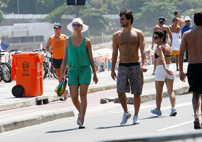 Luana Piovani e o namorado, Felipe Simão, caminham pela orla