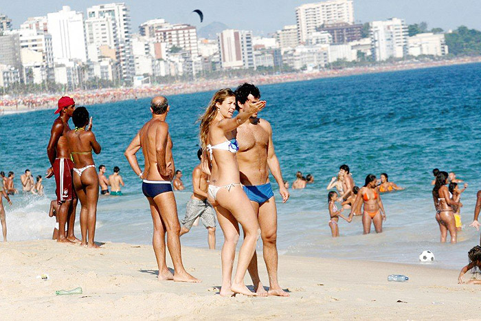 A atriz conversa com o amado enquanto é clicada pelos paparazzi