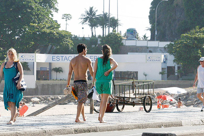 O casal deixa a praia de mãos dadas