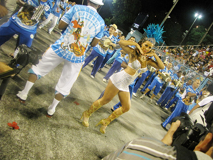 A madrinha de bateria faz caras e bocas