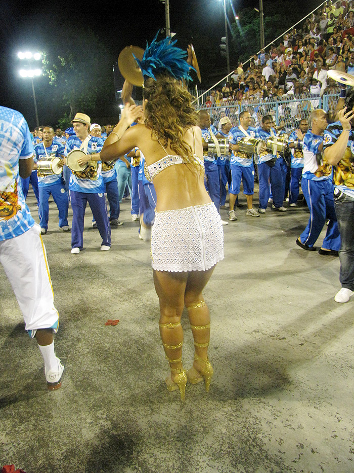 Sabrina brinca com a bateria da escola