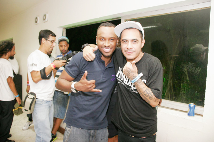 O vocalista Tiaguinho posa com Marcelo D2