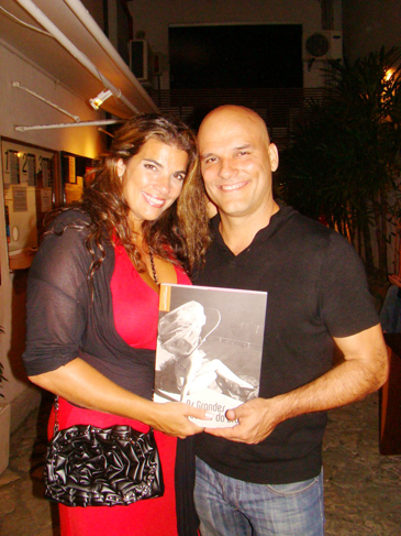 Longe da TV desde Zorra Total, Luciana Coutinho posou para fotos com o livro de Neyde Veneziano 