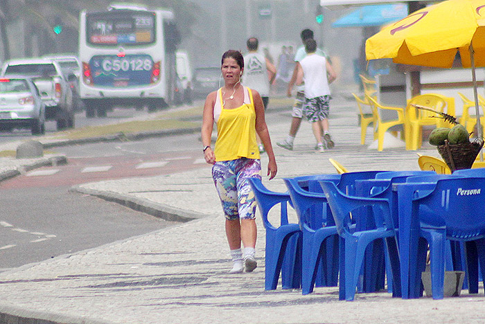 Atriz se exercitou na orla da Barra da Tijuca