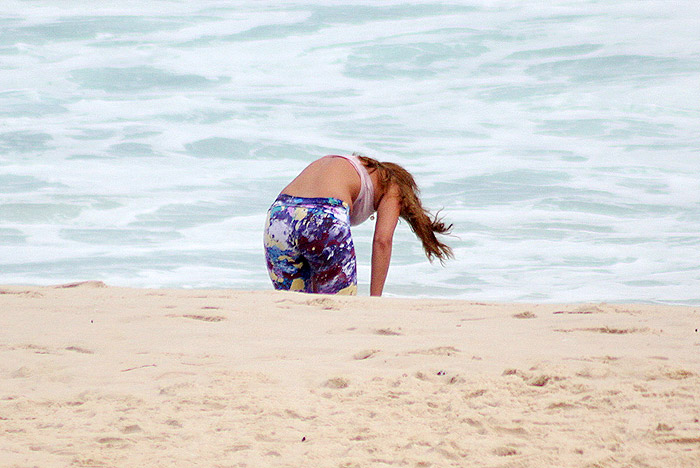 Samara se refrescou tomando um banho de mar