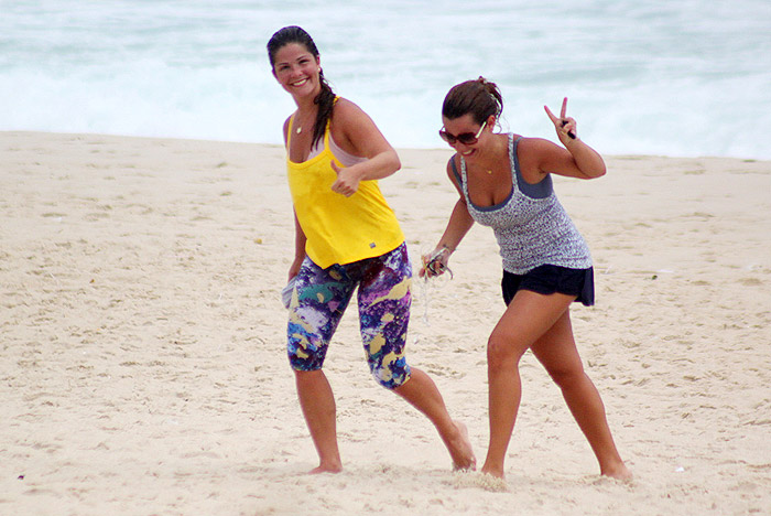 Samara e Fernanda acenaram para o paparazzo