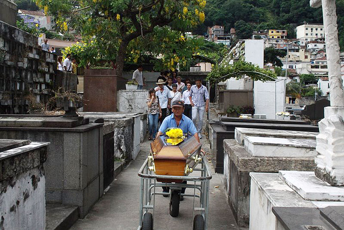 Ator foi enterrado no final da tarde desta terça-feira (1º)