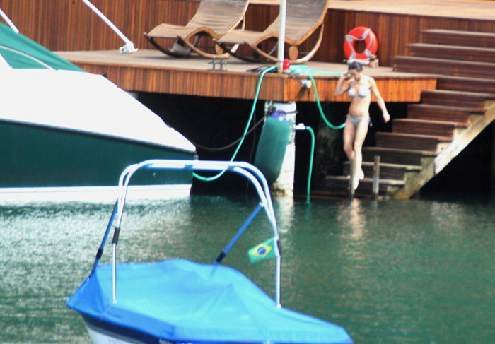 Demi Moore se refrescou tomando um banho de mar