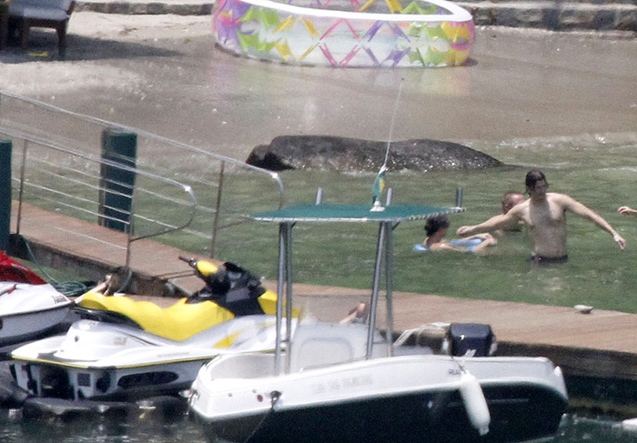 Casal entrou no mar acompanhado por um segurança