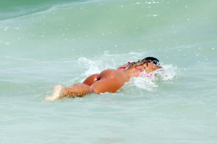 Mirella Santos não se importou com a água gelada e deu um mergulho no mar
