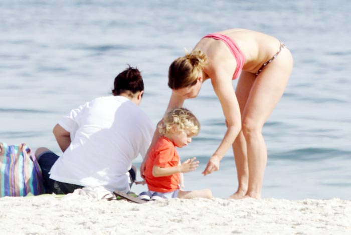 Vanessa Loés levou os filhos Gael e Cora para a praia