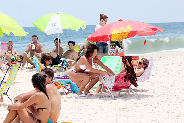 Panicat Nicole Bahls se joga nas areias da Barra da Tijuca