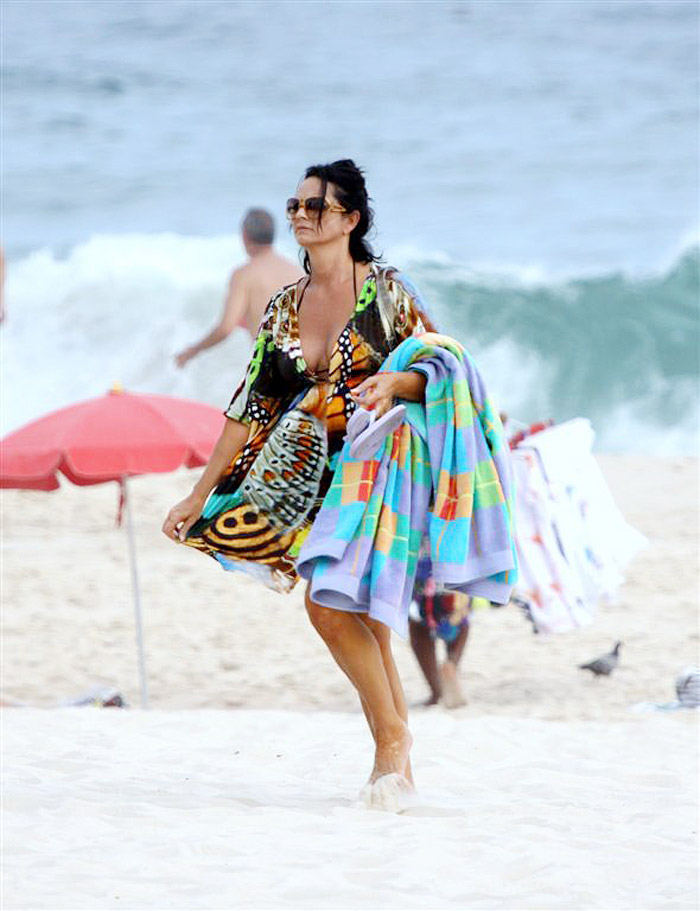 Luiza vestiu a saída de praia na hora de ir embora da praia de Ipanema