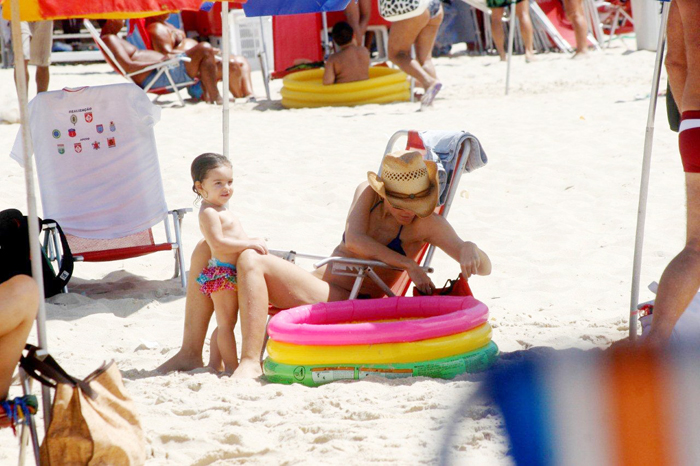Ingrid Guimarães levou uma piscininha para a filha