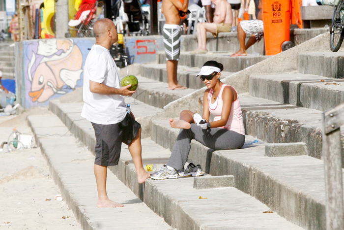 O personal segurou sua água de coco