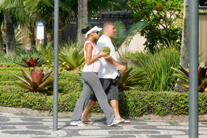 Taís Araújo caminhou com o personal