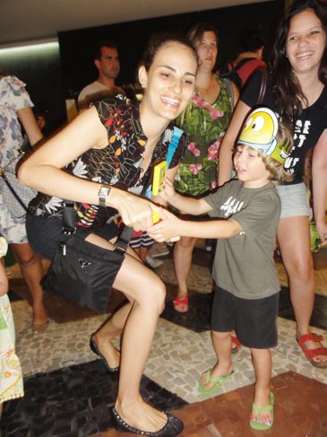 Fernanda Tavares se diverte ao lado do filho