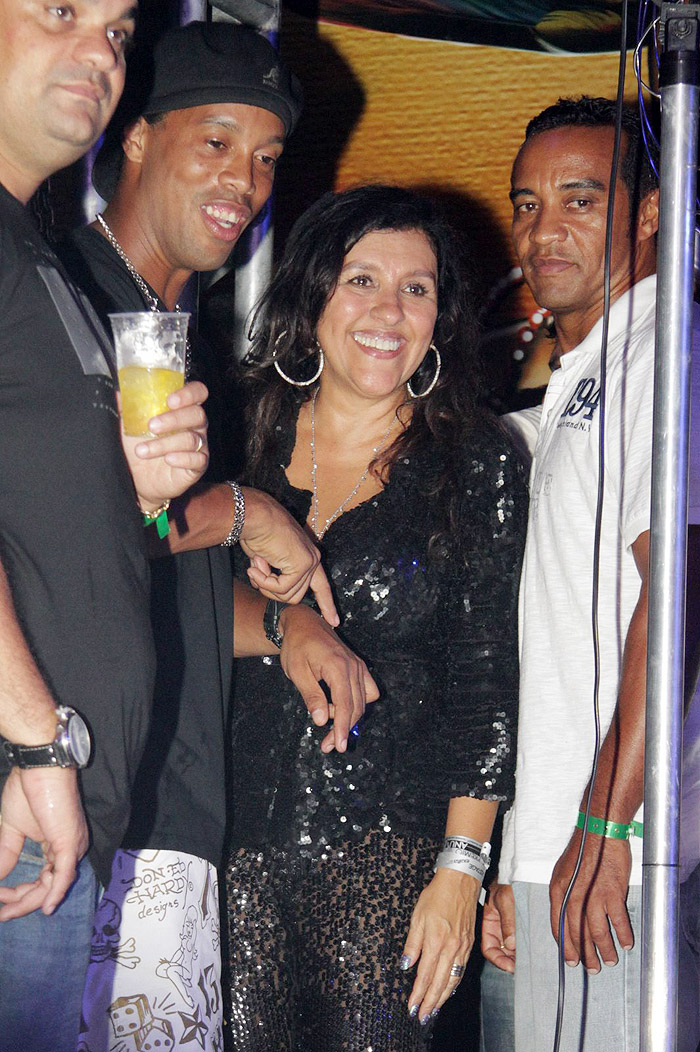 Ronaldinho se diverte ao lado de Regina Casé