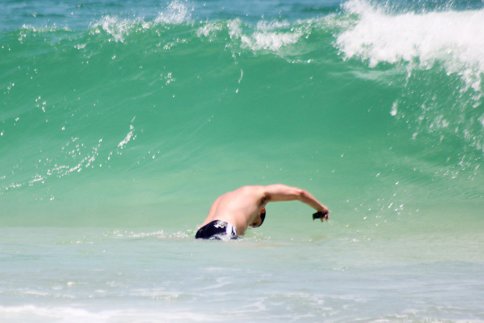 O apresentador se refrescou no mar