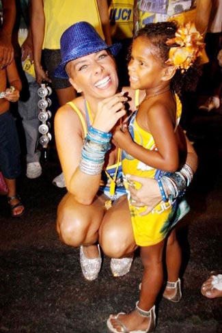 Adriane mima uma criança da comunidade carioca
