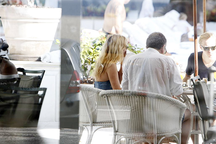 Kate Moss toma café da manhã ao lado de amigos e familiares