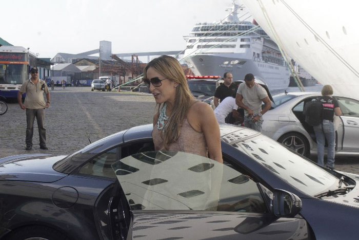Claudia Leitte chegou dirigindo ao Por de Santos para embarcar em seu cruzeiro com fãs