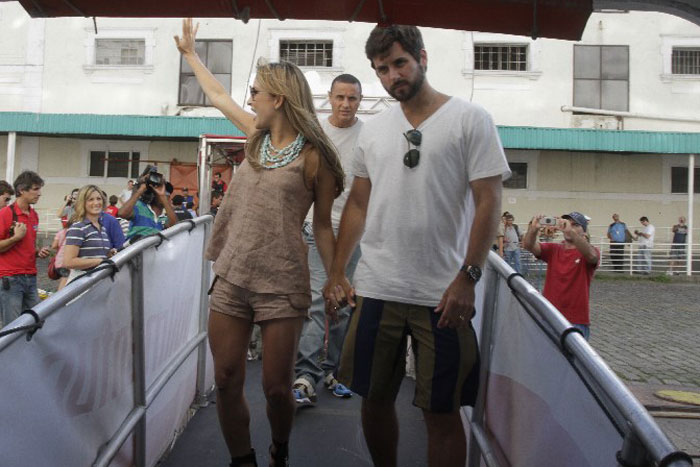 Claudia Leitte e seu marido Márcio Pedreira embarcando em seu cruzeiro com fãs