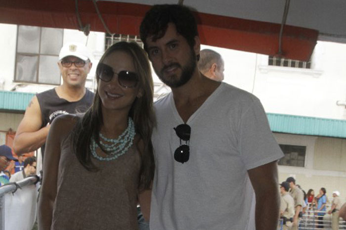 Claudia Leitte e seu marido Márcio Pedreira embarcando em seu cruzeiro com fãs