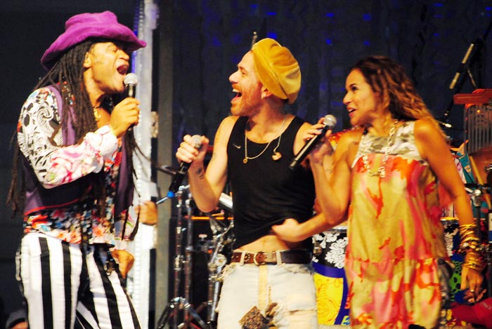 Em um momento do show, trio cantou juntos 