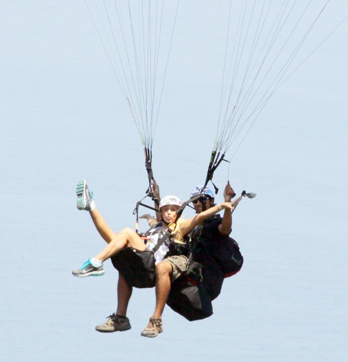 A loira faz pose após o salto