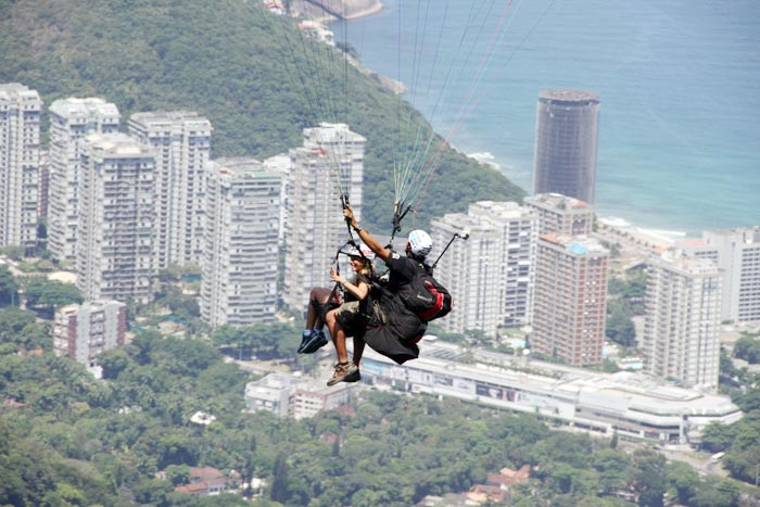 Branca sobrevoa São Conrado