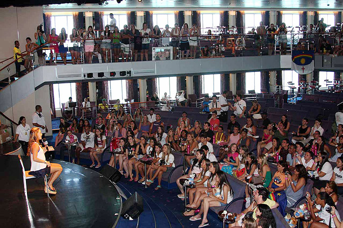 Ela também conversou com os fãs no teatro do navio