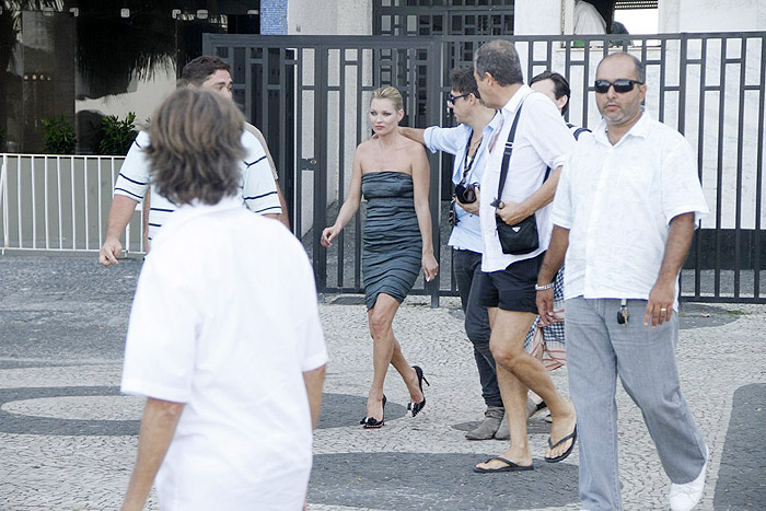 Kate Moss participou de mais uma sessão de fotos nesta terça-feira (15)